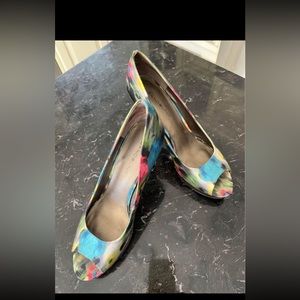 Bandolino heel in beautiful multi color print. Size 7.